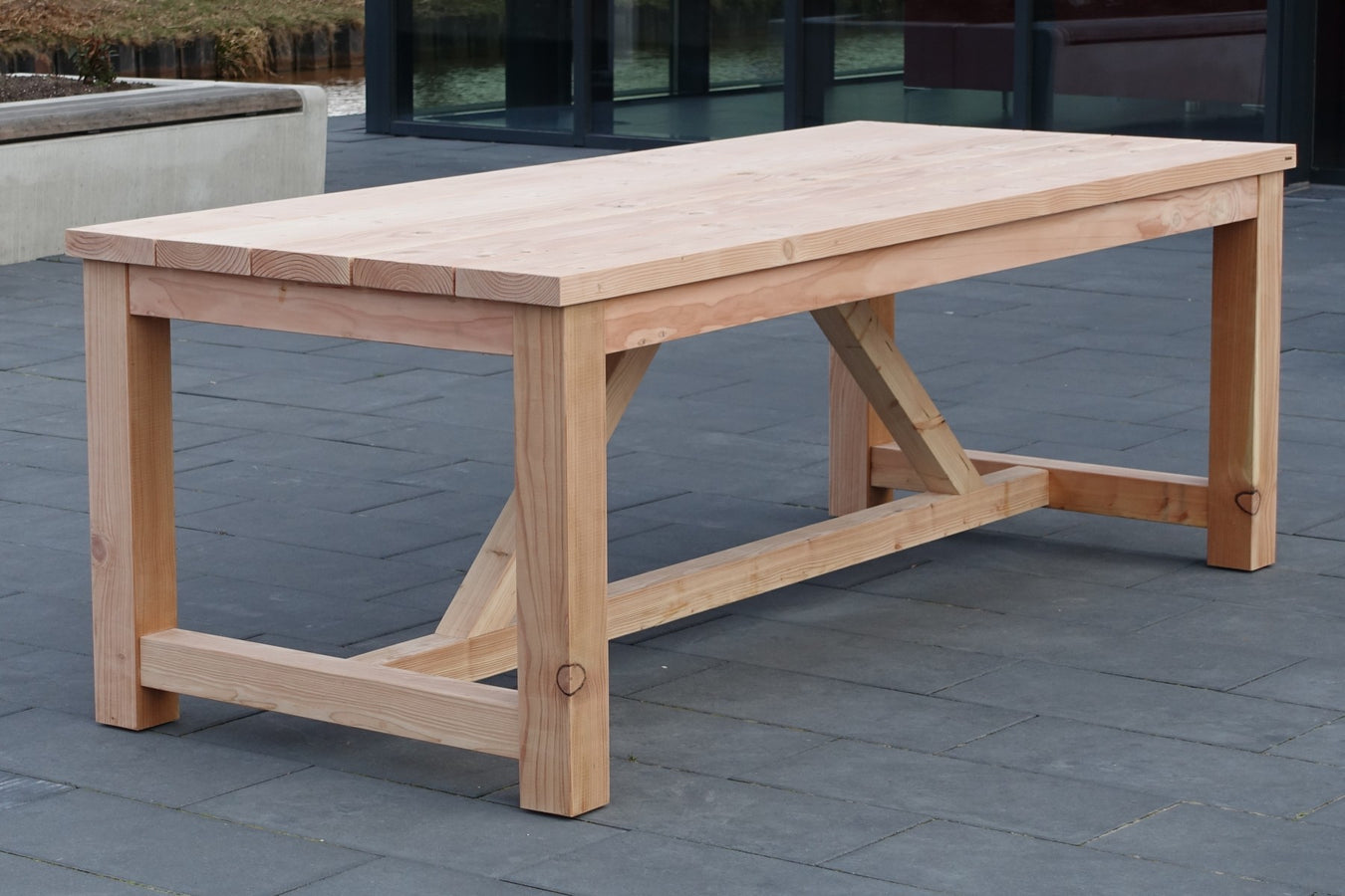 Tuintafel van massief Lariks-Douglas hout op maat gemaakt.