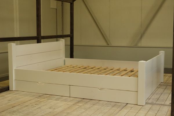 2-persoons bed met lades van wit steigerhout 