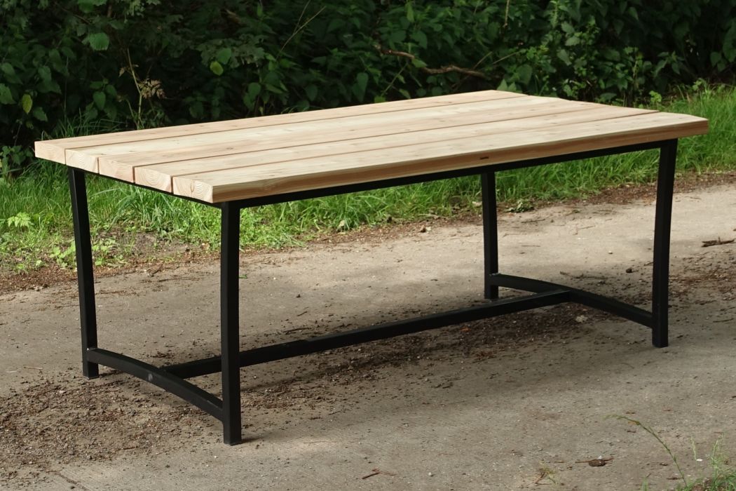 Low-dining tafel van Douglas hout en zwart staal